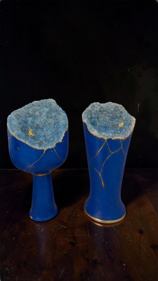 IMG_0758 | Kintsugi by Myriam GREFF Two cobalt-blue goblets with jagged blue geode tops featuring gold vein accents, set on a dark wooden surface.