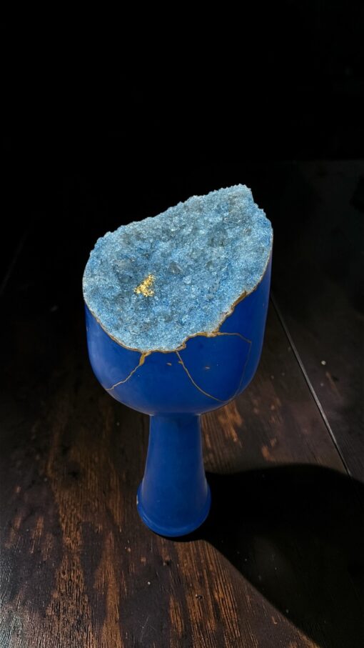 IMG_0802 | Kintsugi by Myriam GREFF Blue goblet topped with a rough blue geode cluster showing gold flecks against a dark background.