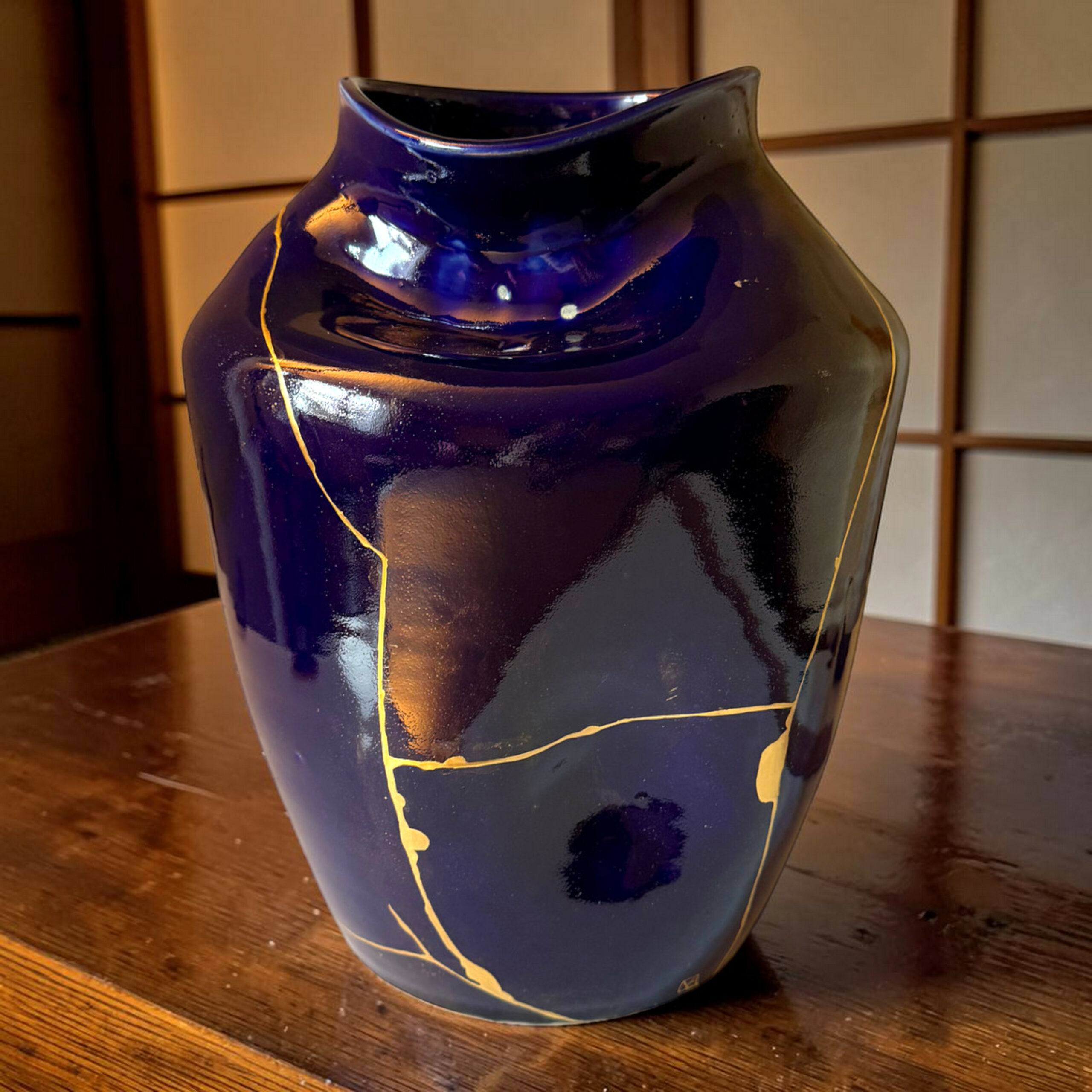 vase bleu kintsugi 2 | Kintsugi by Myriam GREFF