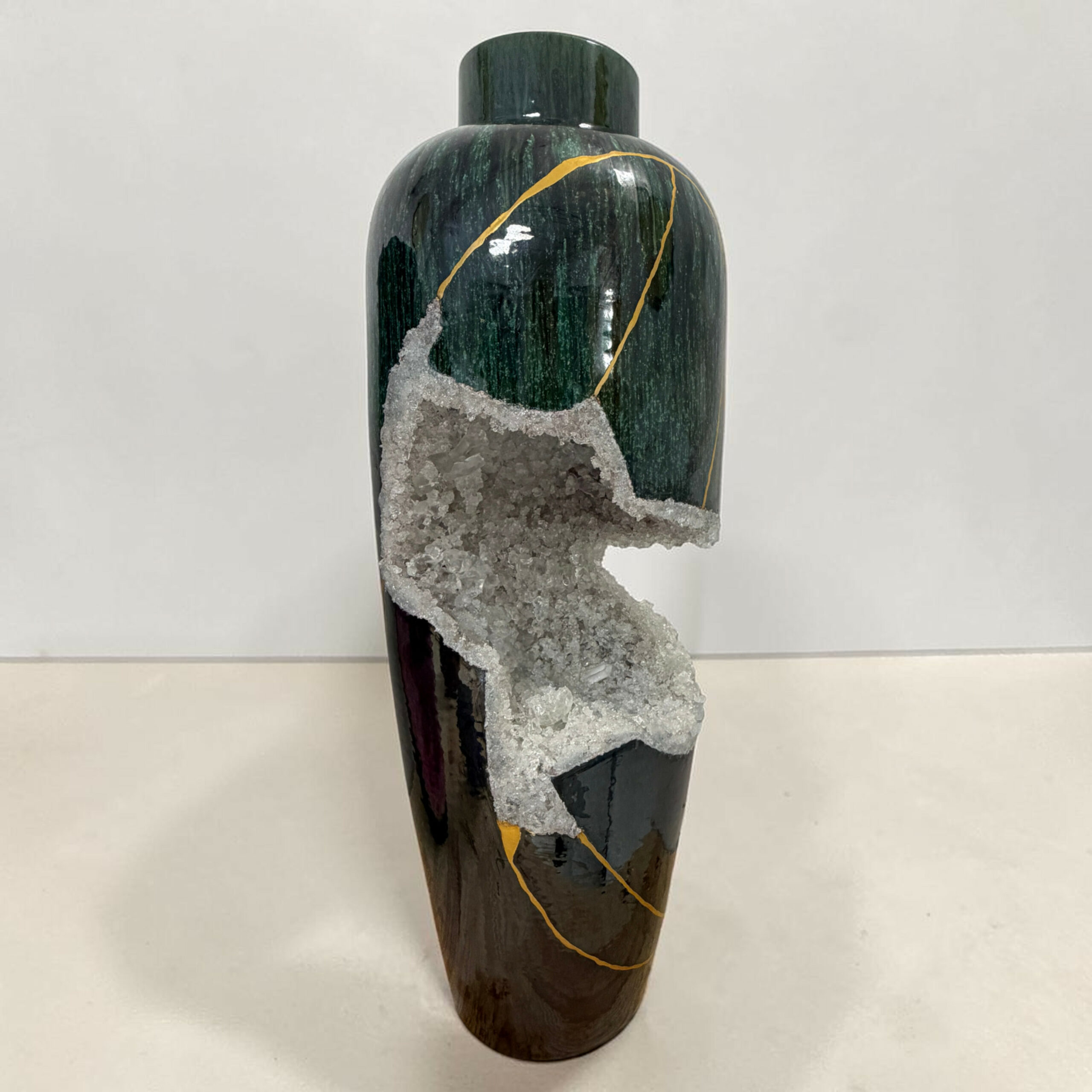 6clarte-souterraine-vase-geode-vert-blanc-myriam-greffjpg | Kintsugi by Myriam GREFF Tall vertical green stone sculpture with gold veining and a crystalline mineral crust along the lower half.