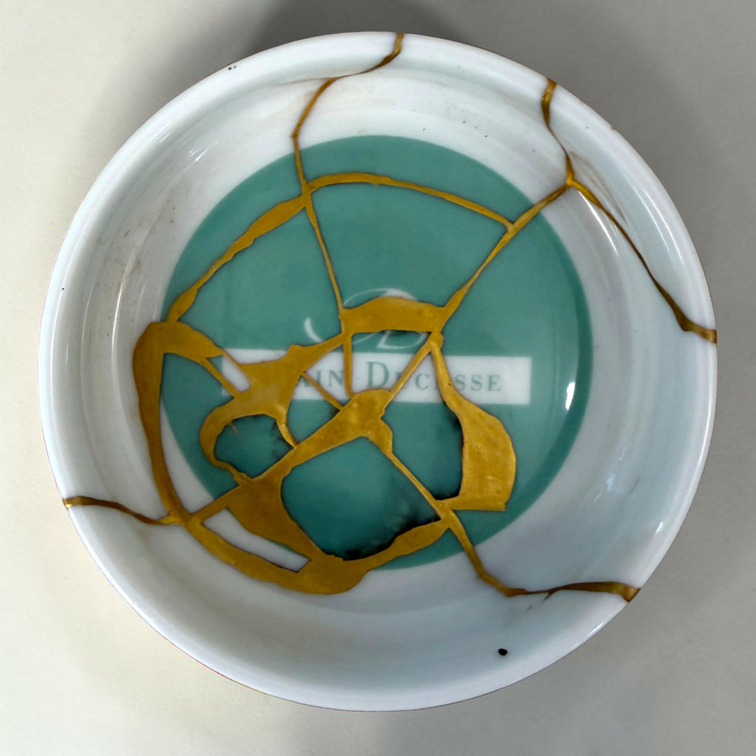 ducasse 4 | Kintsugi by Myriam GREFF Coupelle turquoise Bernardaud pour Alain Ducasse restaurée au kintsugi à l’or 24 carats