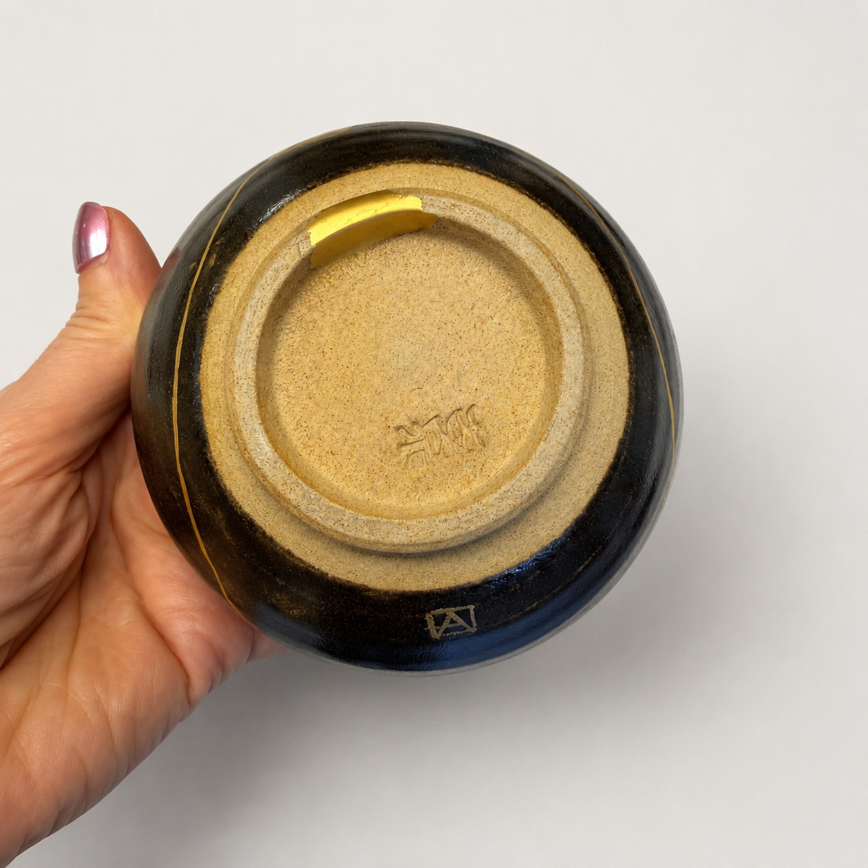 chawan noir 2 | Kintsugi by Myriam GREFF