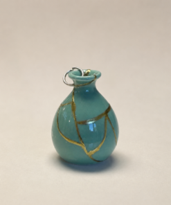 Mini vase pendentif en porcelaine turquoise — Décor inspiré du kintsugi