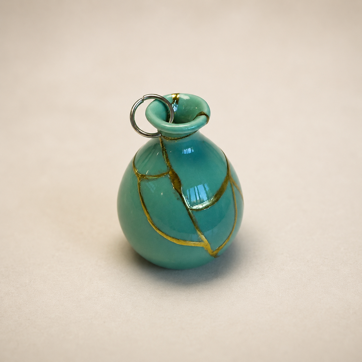 pendentif vase 2 | Kintsugi by Myriam GREFF